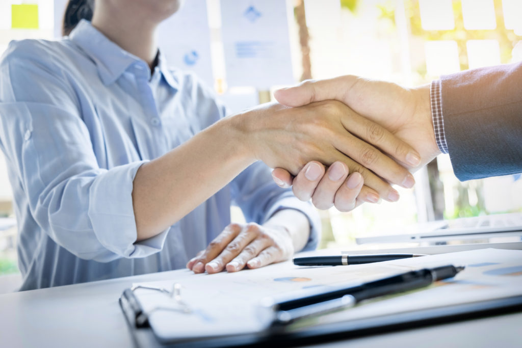 Businessmen Shaking Hands During A Meeting - OFFICE CONT - Contabilidade Digital para você e sua empresa